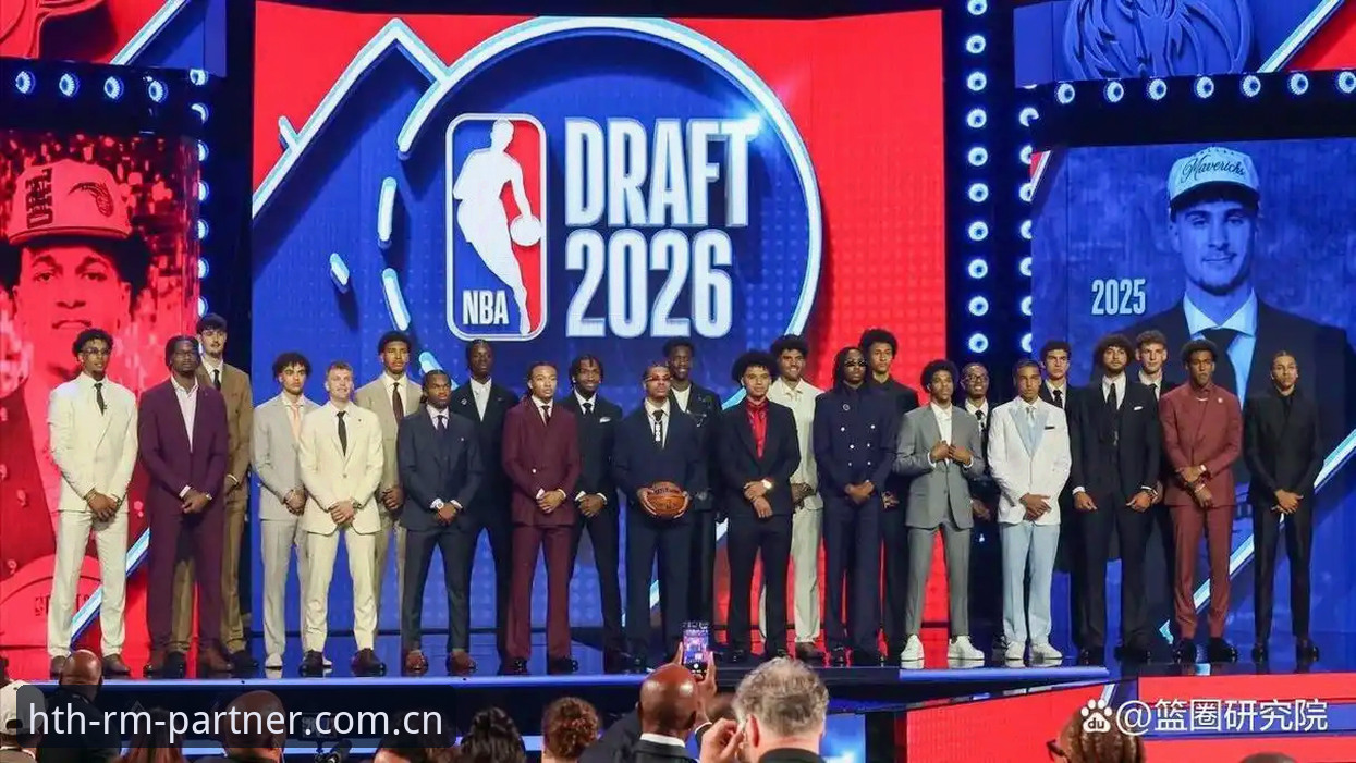 距离2026年NBA选秀大会正式开启还有48小时，联盟三十支球队的作战室灯火通明，但没有任何一台模拟选秀软件能给出一个确定性答案。过去五年，状元秀归属一般在抽签当晚便已呼之欲出，今年却反常地拖到了最后一刻，甚至交易流言与试训反馈仍在不断改变各队的选择面板。